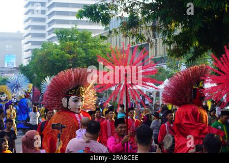 11. Juni 2023 Ondel ondel oder Riesenpuppe von Betawi oder Batavia in einem Karneval während des autofreien Tages in Jakarta. Straßenfotografie. Stockfoto