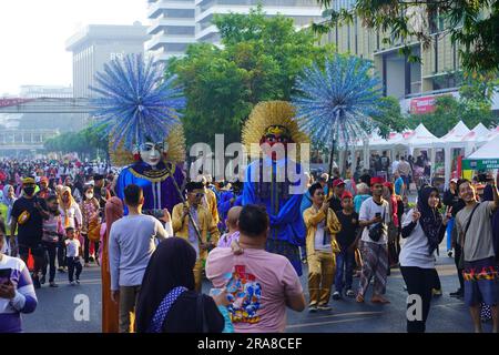 11. Juni 2023 Ondel ondel oder Riesenpuppe von Betawi oder Batavia in einem Karneval während des autofreien Tages in Jakarta. Straßenfotografie. Stockfoto