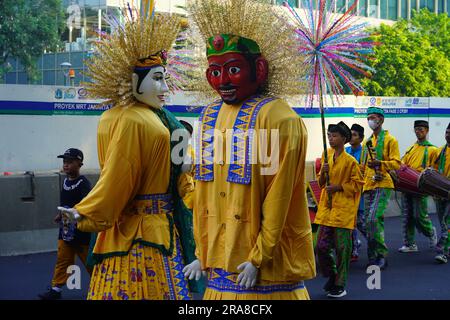 11. Juni 2023 Ondel ondel oder Riesenpuppe von Betawi oder Batavia in einem Karneval während des autofreien Tages in Jakarta. Straßenfotografie. Stockfoto