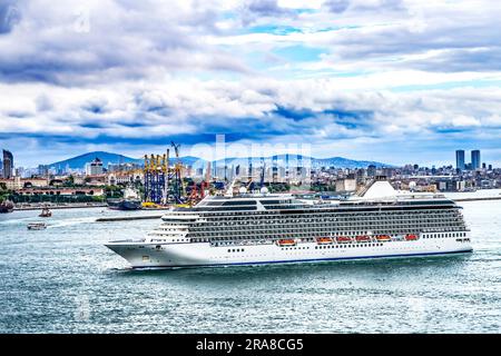 Kreuzfahrtschiff, Das Durch Die Wasserstraßen Des Bosporus Fährt Istanbul Türkei. Boshporus verbindet Europa auf der linken Seite mit Asien auf der rechten Seite. Strait Connection Stockfoto