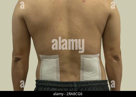 Schmerzlinderungsplatten im Lendenbereich des Mannes. Stockfoto