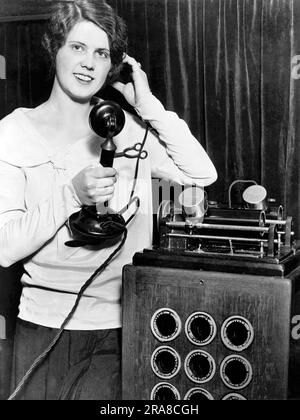 Chicago, Illinois: 13. November 1930 Eine junge Frau Demonstriert auf der National Business Show das „Teleword“-Gerät. Es zeichnet beide Enden eines Telefongesprächs auf Wachszylindern für Nachwelt, Verträge und Gerichtsverfahren auf. Stockfoto
