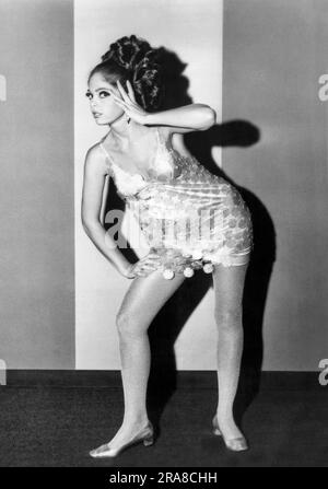 Bal Harbour, Florida: 1968 Barry Ashton Tänzerin Linda Martin in ihrem Minikleid, das sie in der Revue „Toujours Paris“ im Americana Hotel trägt. Stockfoto