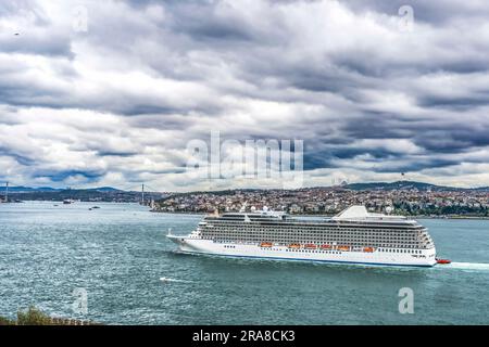 Kreuzfahrtschiff Segeln Durch Die Wasserstraßenbrücke Am Bosporus Schiffe Istanbul Türkei. Boshporus verbindet Europa auf der linken Seite mit Asien auf der rechten Seite. Straße Stockfoto