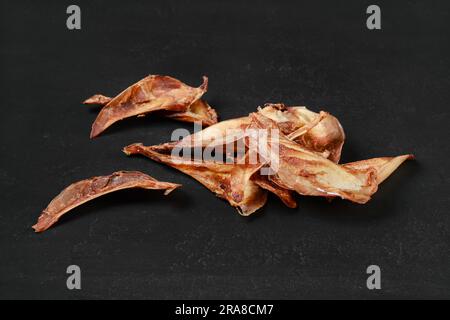 Natürlich getrocknete Leckereien für Hunde. Getrockneter Knorpel für Hunde Stockfoto