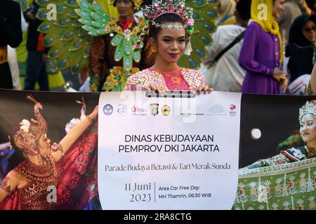 11. Juni 2023 Paprika in traditioneller indonesischer Kleidung auf dem Art Carnival während des autofreien Tages in Jakarta. Straßenfotografie. Stockfoto