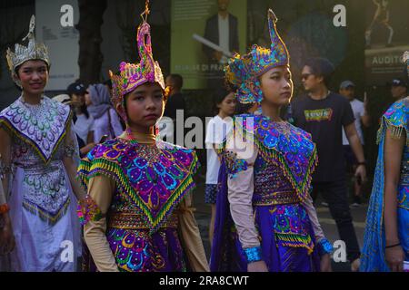 11. Juni 2023 Paprika in traditioneller indonesischer Kleidung auf dem Art Carnival während des autofreien Tages in Jakarta. Straßenfotografie. Stockfoto