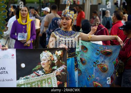 11. Juni 2023 Paprika in traditioneller indonesischer Kleidung auf dem Art Carnival während des autofreien Tages in Jakarta. Straßenfotografie. Stockfoto