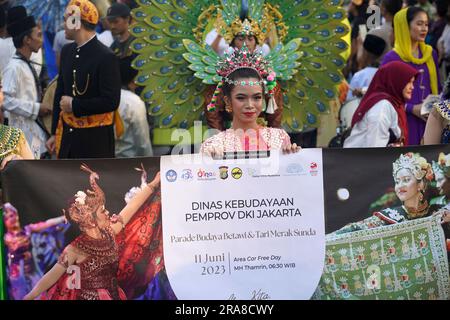 11. Juni 2023 Paprika in traditioneller indonesischer Kleidung auf dem Art Carnival während des autofreien Tages in Jakarta. Straßenfotografie. Stockfoto