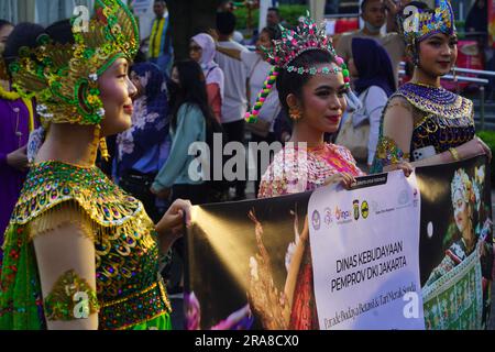 11. Juni 2023 Paprika in traditioneller indonesischer Kleidung auf dem Art Carnival während des autofreien Tages in Jakarta. Straßenfotografie. Stockfoto