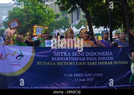 11. Juni 2023 Paprika in traditioneller indonesischer Kleidung auf dem Art Carnival während des autofreien Tages in Jakarta. Straßenfotografie. Stockfoto