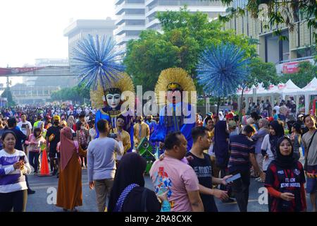 11. Juni 2023 Paprika in traditioneller indonesischer Kleidung auf dem Art Carnival während des autofreien Tages in Jakarta. Straßenfotografie. Stockfoto