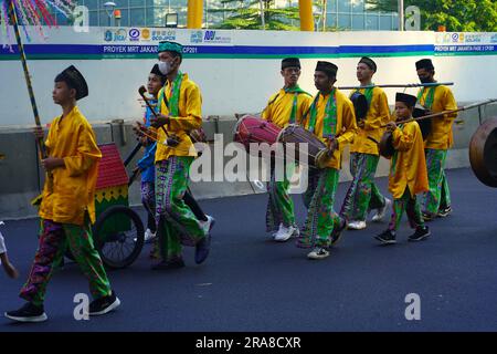 11. Juni 2023 Paprika in traditioneller indonesischer Kleidung auf dem Art Carnival während des autofreien Tages in Jakarta. Straßenfotografie. Stockfoto