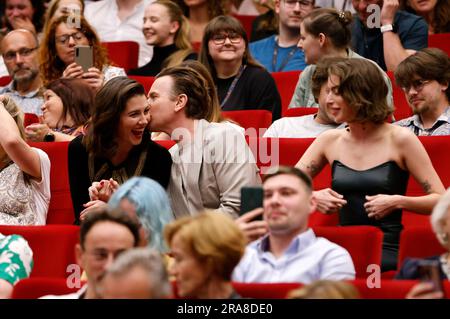 Mary Elizabeth Winstead, Ewan McGregor und Clara Mathilde McGregor beim Tribute Screening des Kinofilms 'You Sing Loud, I Sing Louder' auf dem 57. Internationales Filmfestival Karlovy Vary 2023 im Hotel Thermal. Karlsbad, 01.07.2023 Stockfoto