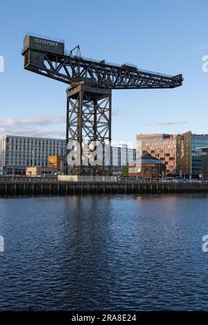 Der Finnieston Crane am River Clyde in Glasgow, Schottland, Großbritannien, hat den riesigen Kragarmkran aus dem Jahr 1931 stillgelegt. Stockfoto