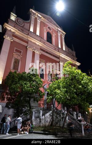 Ljubljana, Slowenien, Franziskanerkirche der Verkündigung bei Nacht auf dem Preseren-Platz Stockfoto