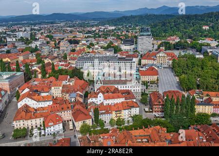 Stadt Ljubljana in Slowenien, Stadtbild mit Kongressplatz und Universität Ljubljana, Blick von oben. Stockfoto