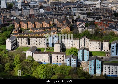 Apartmentgebäude und Mietshäuser, Wohnblocks, Wohnarchitektur in Edinburgh, Schottland, Großbritannien, Luftaufnahme. Stockfoto