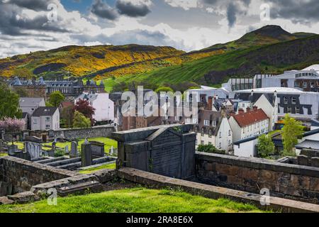 Stadt Edinburgh in Schottland, Stadtviertel Holyrood mit Blick auf Arthur's Seat vom Old Calton Grabstätte. Stockfoto