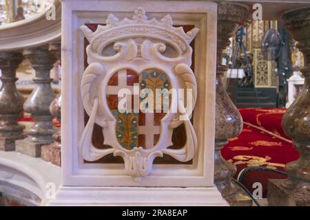 Wappen mit farbigem Inlay in weißem Marmor in der St. John's Co-Cathedral in Valletta, Malta Stockfoto