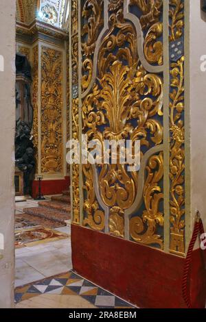 Goldene Barockdekorationen mit Blumenmuster in St. John's Co-Cathedral in Valletta, Malta Stockfoto