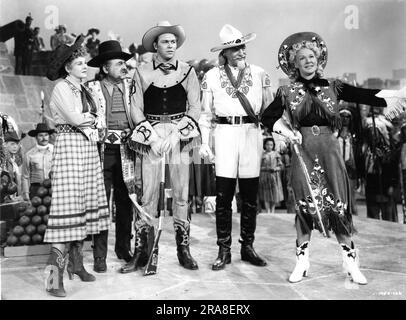 BENAY VENUTA als Dolly Tate EDWARD ARNOLD als Pawnee Bill HOWARD KIEL als Frank Butler LOUIS CALHERN als Buffalo Bill Cody und BETTY HUTTON als Annie Oakley ANNIE HOL DIR DEINEN REVOLVER 1950 Regisseur GEORGE SIDNEY Musik und Texte Irving Berlin Herrenkostüme Walter Plunkett Damenkostüme Helen Rose Produzent Arthur Freed Metro Goldwyn Mayer (MGM) Stockfoto