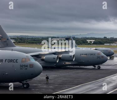 USAF C17 Globemaster IIIs am Prestwick International nahe Glasgow, betrieben von den Air National Guard Einheiten 145. Air Wing und 172. Air Wing. Stockfoto