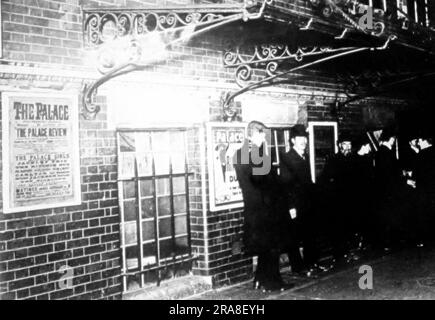 Gruppe von Männern vor dem Palace Theatre, Shaftesbury Avenue, London, Anfang 1900er Stockfoto