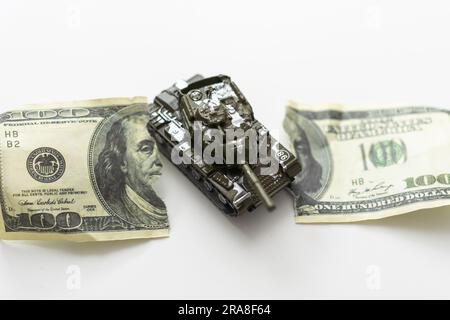 Hundert Dollar Bill zerrissen in der Hälfte isoliert auf einem weißen Hintergrund. Stockfoto