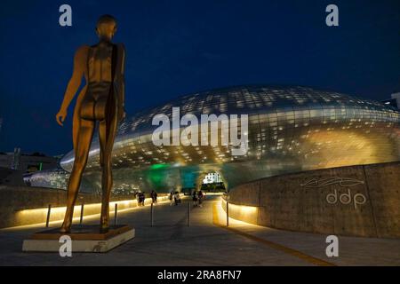 Seoul, Südkorea - 28. Juni 2023: Blick auf die Dongdaemun Design Plaza in Seoul, das von Zaha Hadid und Samoo entworfene Gebäude. Südkorea. Stockfoto