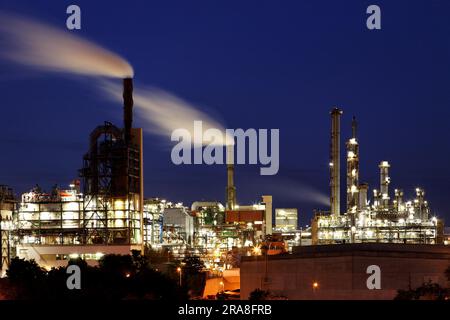 Industrieanlage in der Nacht Stockfoto