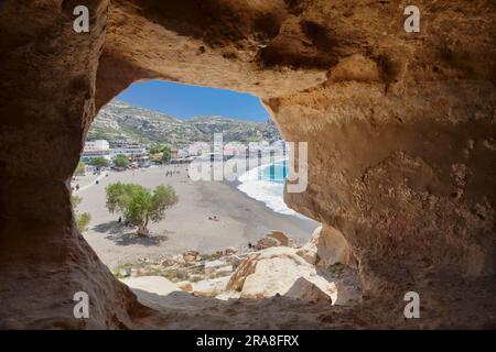 Blick von einer Höhle auf die Bucht von Matala und den Strand, Heraklion District, Südkreta, Kreta, Griechenland, Matala, Kreta, Griechenland Stockfoto