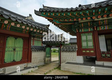 Seoul, Südkorea - 28. Juni 2023: Details des Changdeokgung-Palastes in Seoul, Südkorea. Stockfoto