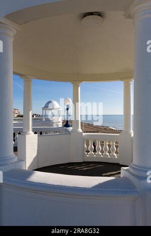 BEXHILL-ON-SEA, EAST SUSSEX/UK - OKTOBER 17 : Blick durch eine Kolonnade auf dem Gelände des De la Warr Pavillion in Bexhill-on-Sea East Sussex on Stockfoto