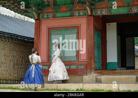 Seoul, Südkorea - 28. Juni 2023: Zwei Frauen in traditionellem koreanischem Kostüm, hanbok, im Changdeokgung-Palast in Seoul, Südkorea. Stockfoto