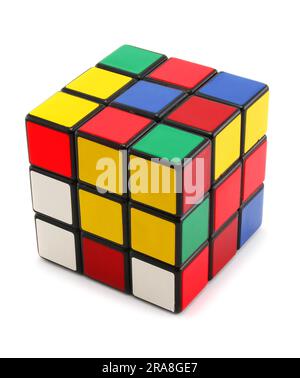 Rubik-Würfel isoliert auf weißem Hintergrund Stockfoto