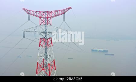 WUXI, CHINA - 2. JULI 2023 - der weltweit höchste Stromübertragungsturm, das 500-Kilovolt-Yangtze River Crossing Project, wird in W in Betrieb genommen Stockfoto