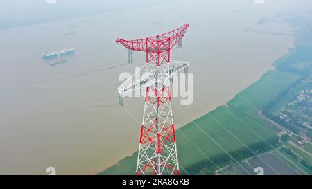 WUXI, CHINA - 2. JULI 2023 - der weltweit höchste Stromübertragungsturm, das 500-Kilovolt-Yangtze River Crossing Project, wird in W in Betrieb genommen Stockfoto