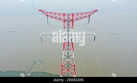 WUXI, CHINA - 2. JULI 2023 - der weltweit höchste Stromübertragungsturm, das 500-Kilovolt-Yangtze River Crossing Project, wird in W in Betrieb genommen Stockfoto