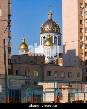 Kiew Ukraine, 21. Mai 2011: Die moderne Kathedrale der Fürsprache der Mutter Gottes, mit goldenen Kuppeln, im Obolon-Viertel in Kiew, Ukraine Stockfoto