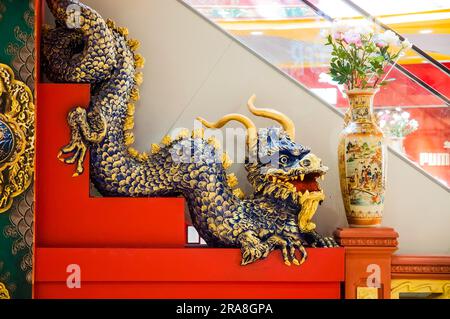 Kiew, Ukraine, 22. Mai 2010: Lustige grüne und goldene chinesische Drachen-Skulptur im Dreamtown Handelszentrum von Kiew, Ukraine Stockfoto