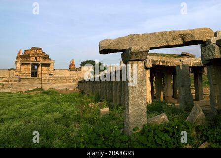 Eintritt zum Krishna-Tempel Gopuram erbaut im Jahr 1515 A. D. und Basar in Hampi, Karnataka, Südindien, Indien, Asien. UNESCO-Weltkulturerbe Stockfoto