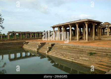 Pushkarni neben Krishna Basar in Hampi, Karnataka, Südindien, Indien, Asien. UNESCO-Weltkulturerbe Stockfoto