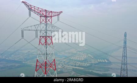 WUXI, CHINA - 2. JULI 2023 - der weltweit höchste Stromübertragungsturm, das 500-Kilovolt-Yangtze River Crossing Project, wird in W in Betrieb genommen Stockfoto