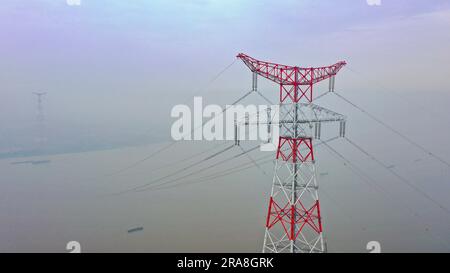 WUXI, CHINA - 2. JULI 2023 - der weltweit höchste Stromübertragungsturm, das 500-Kilovolt-Yangtze River Crossing Project, wird in W in Betrieb genommen Stockfoto