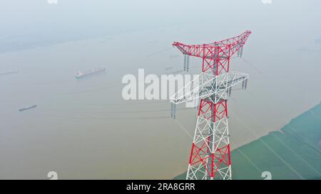 WUXI, CHINA - 2. JULI 2023 - der weltweit höchste Stromübertragungsturm, das 500-Kilovolt-Yangtze River Crossing Project, wird in W in Betrieb genommen Stockfoto