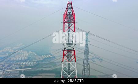 WUXI, CHINA - 2. JULI 2023 - der weltweit höchste Stromübertragungsturm, das 500-Kilovolt-Yangtze River Crossing Project, wird in W in Betrieb genommen Stockfoto