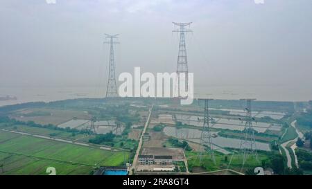 WUXI, CHINA - 2. JULI 2023 - der weltweit höchste Stromübertragungsturm, das 500-Kilovolt-Yangtze River Crossing Project, wird in W in Betrieb genommen Stockfoto