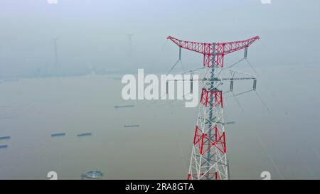 WUXI, CHINA - 2. JULI 2023 - der weltweit höchste Stromübertragungsturm, das 500-Kilovolt-Yangtze River Crossing Project, wird in W in Betrieb genommen Stockfoto