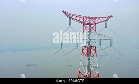 WUXI, CHINA - 2. JULI 2023 - der weltweit höchste Stromübertragungsturm, das 500-Kilovolt-Yangtze River Crossing Project, wird in W in Betrieb genommen Stockfoto